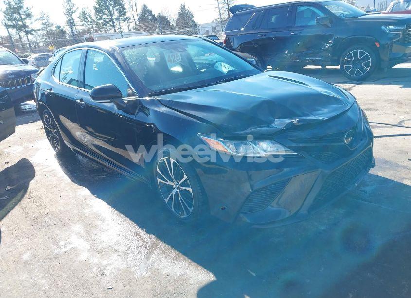 2019 Toyota Camry SE (VIN 4T1B11HK8KU808024) main photo