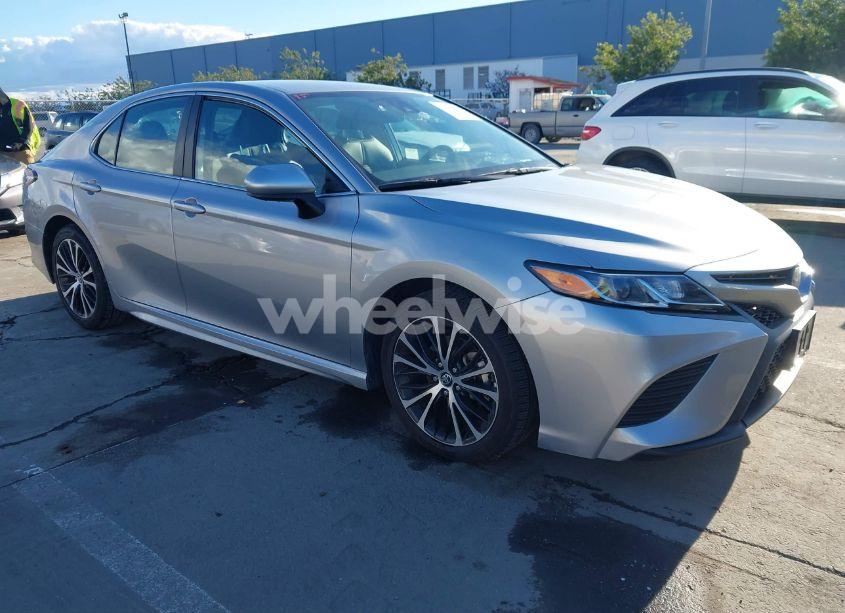 2019 Toyota Camry SE (VIN 4T1B11HK8KU810338) main photo