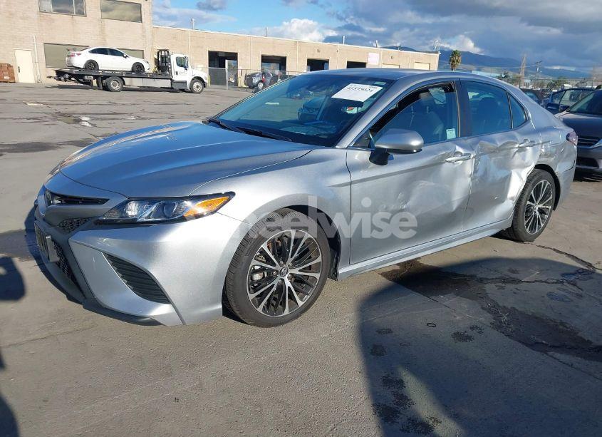 Photo 2 of 2019 Toyota Camry SE (VIN 4T1B11HK8KU810338)