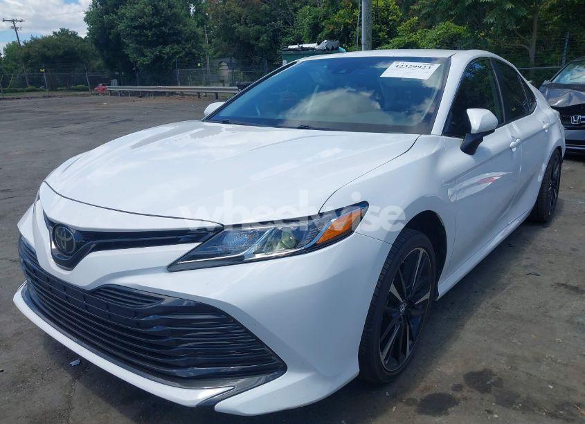 Photo 2 of 2019 Toyota Camry L/LE/SE/XLE (VIN 4T1B11HK8KU819010)