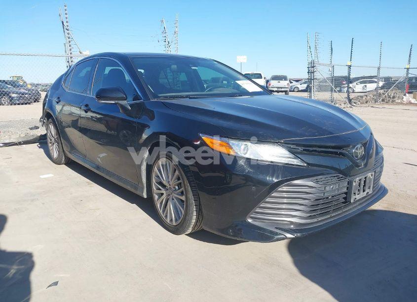 2019 Toyota Camry XLE (VIN 4T1B11HK8KU820433) main photo