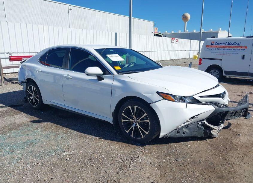 2019 Toyota Camry SE (VIN 4T1B11HK8KU827012) main photo