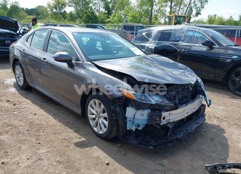 2019 Toyota Camry LE (VIN 4T1B11HK8KU830802) main photo