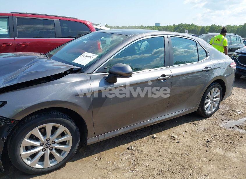 Photo 15 of 2019 Toyota Camry LE (VIN 4T1B11HK8KU830802)