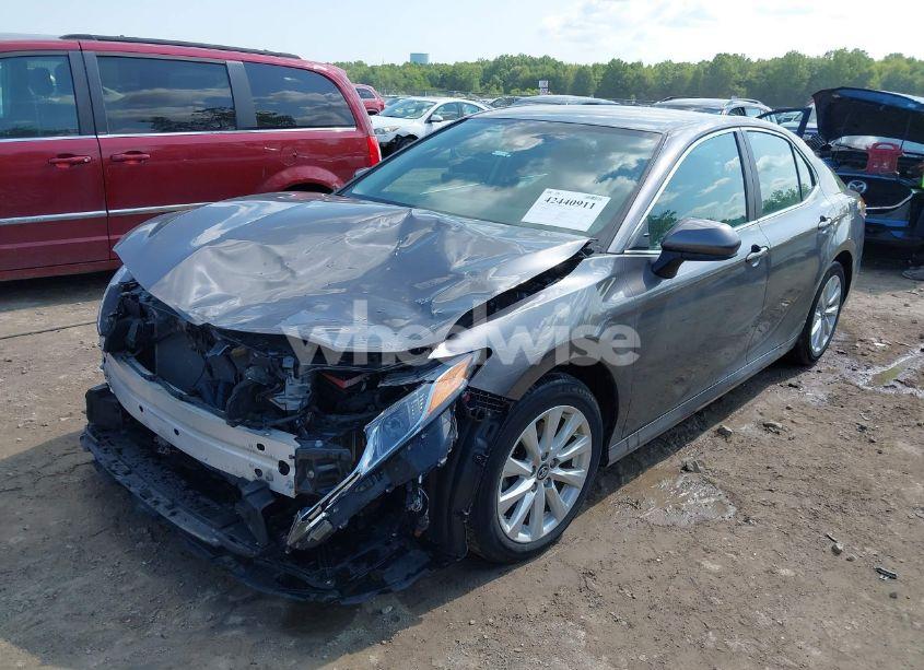 Photo 2 of 2019 Toyota Camry LE (VIN 4T1B11HK8KU830802)