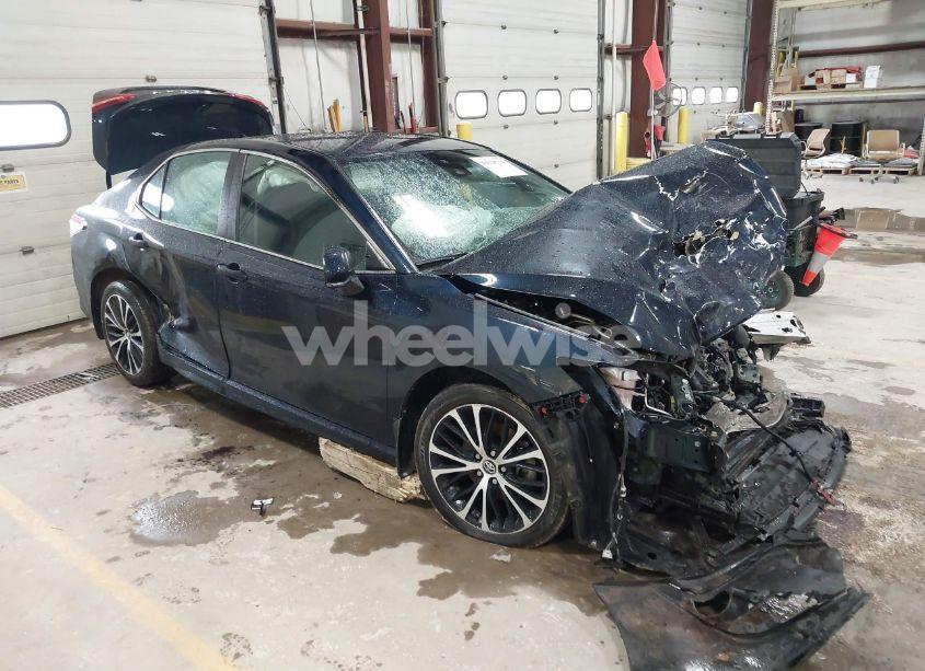 2019 Toyota Camry SE (VIN 4T1B11HK8KU843601) main photo