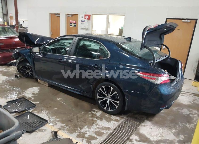 Photo 3 of 2019 Toyota Camry SE (VIN 4T1B11HK8KU843601)