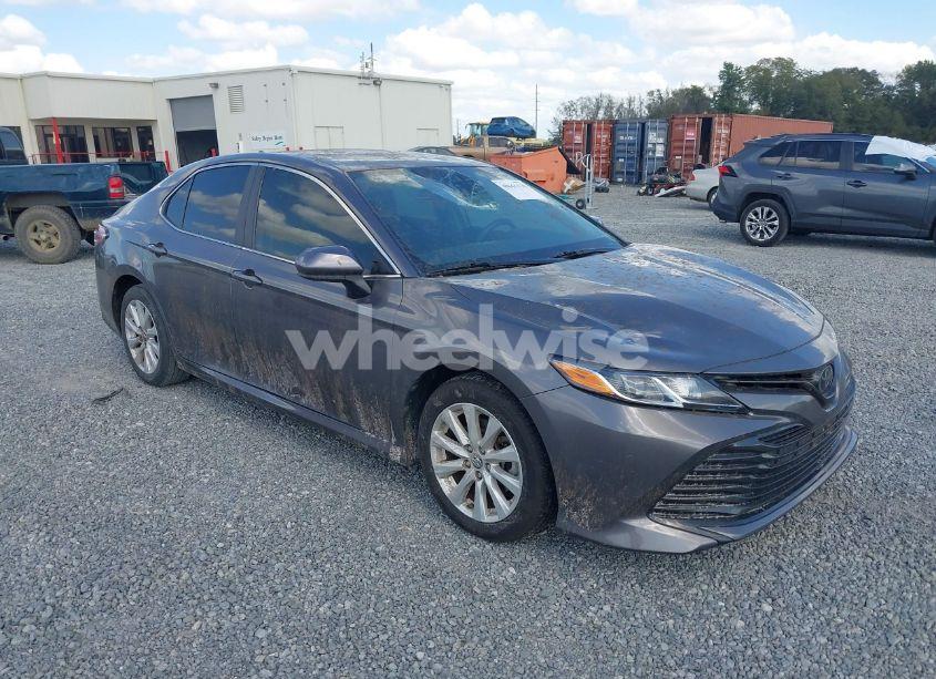 2019 Toyota Camry LE (VIN 4T1B11HK8KU846241) main photo