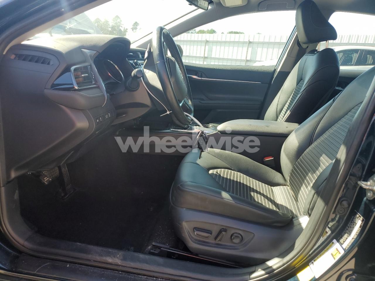 Photo 7 of 2019 TOYOTA CAMRY L (VIN 4T1B11HK8KU850340)