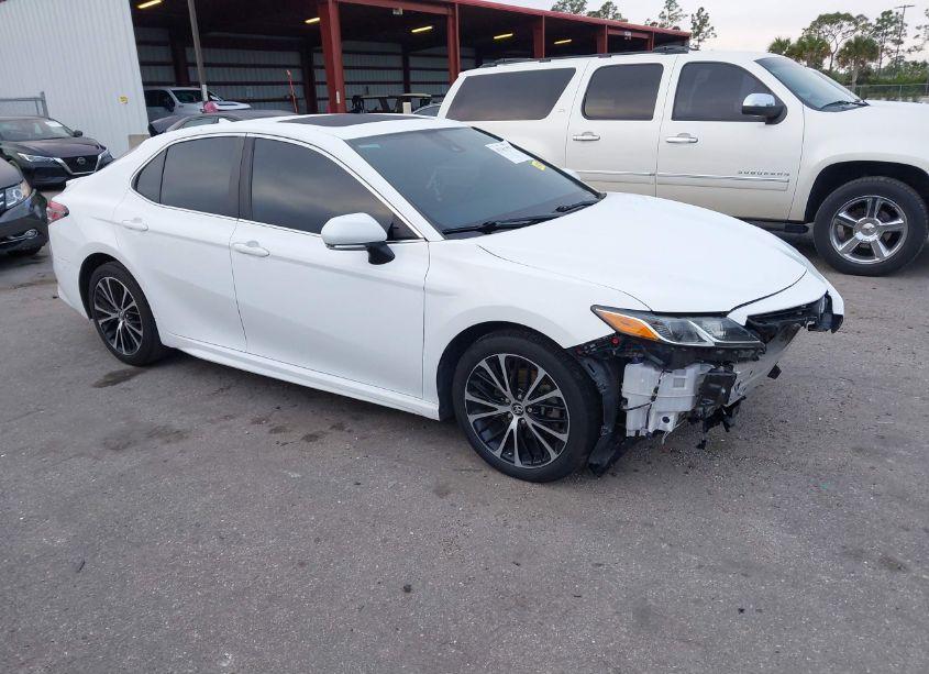2019 Toyota Camry SE (VIN 4T1B11HK8KU855778) main photo