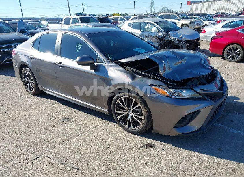 2018 Toyota Camry SE (VIN 4T1B11HK9JU011733) main photo