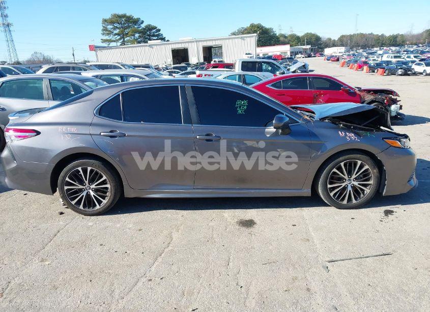Photo 14 of 2018 Toyota Camry SE (VIN 4T1B11HK9JU011733)