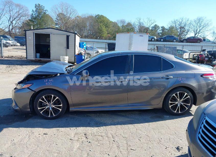 Photo 15 of 2018 Toyota Camry SE (VIN 4T1B11HK9JU011733)