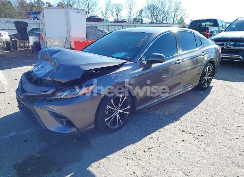 Photo 2 of 2018 Toyota Camry SE (VIN 4T1B11HK9JU011733)