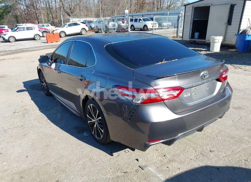 Photo 3 of 2018 Toyota Camry SE (VIN 4T1B11HK9JU011733)