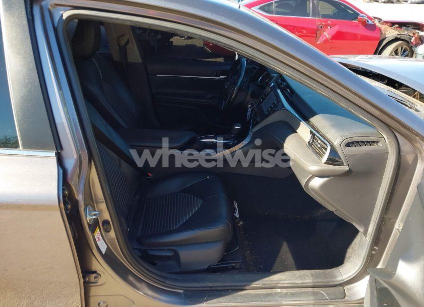 Photo 5 of 2018 Toyota Camry SE (VIN 4T1B11HK9JU011733)