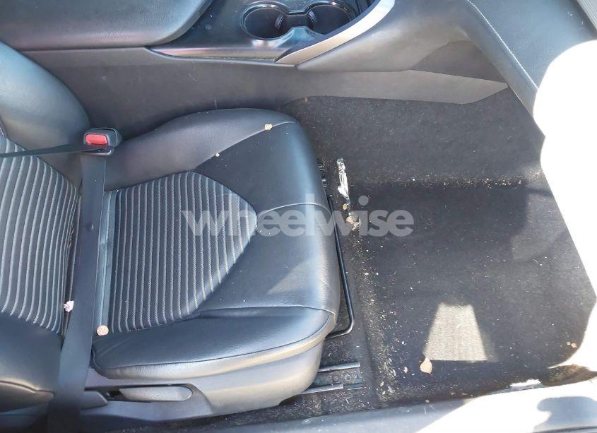 Photo 8 of 2018 Toyota Camry SE (VIN 4T1B11HK9JU011733)