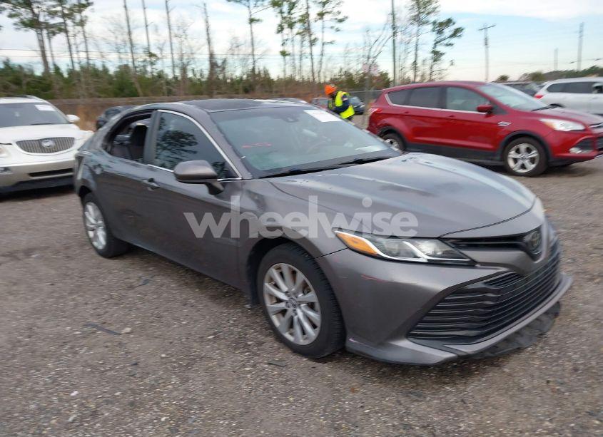 2018 Toyota Camry LE (VIN 4T1B11HK9JU015703) main photo