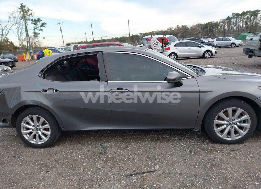 Photo 13 of 2018 Toyota Camry LE (VIN 4T1B11HK9JU015703)