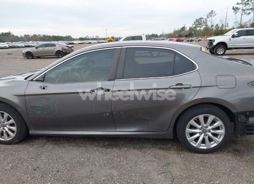 Photo 14 of 2018 Toyota Camry LE (VIN 4T1B11HK9JU015703)