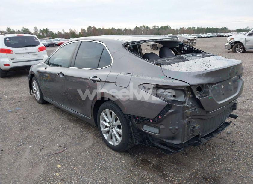 Photo 3 of 2018 Toyota Camry LE (VIN 4T1B11HK9JU015703)