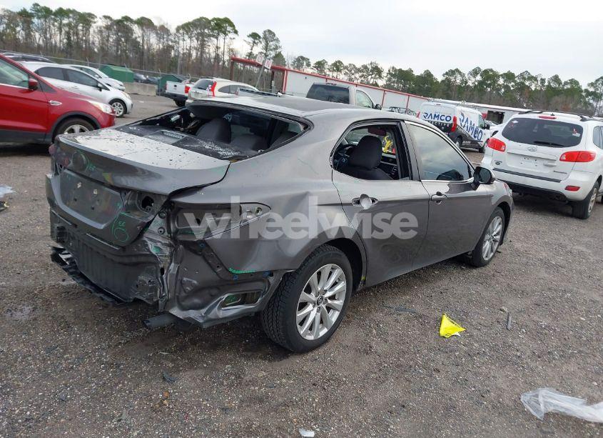 Photo 4 of 2018 Toyota Camry LE (VIN 4T1B11HK9JU015703)