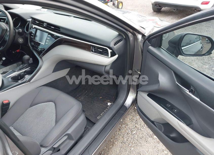 Photo 5 of 2018 Toyota Camry LE (VIN 4T1B11HK9JU015703)