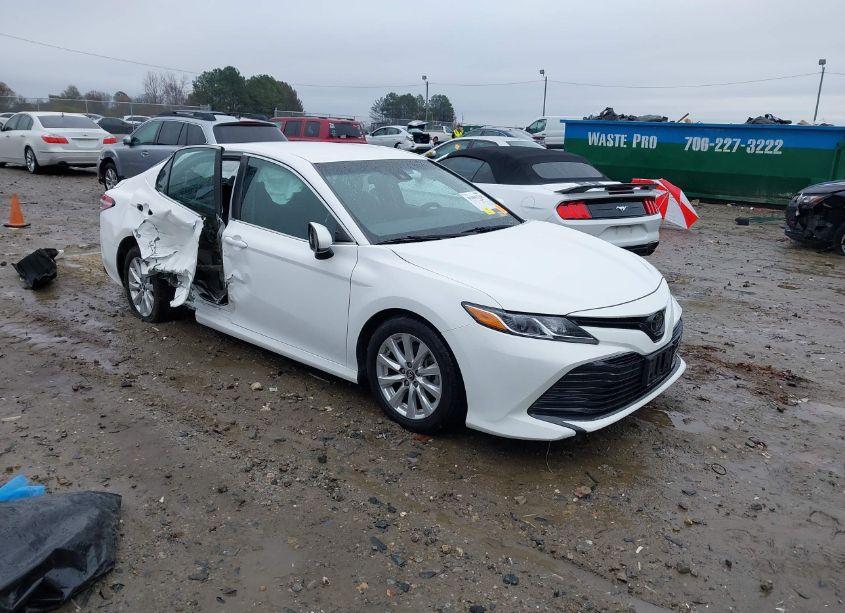 2018 Toyota Camry LE (VIN 4T1B11HK9JU017743) main photo