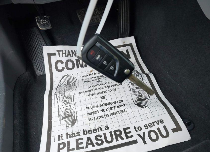 Photo 11 of 2018 Toyota Camry LE (VIN 4T1B11HK9JU017743)