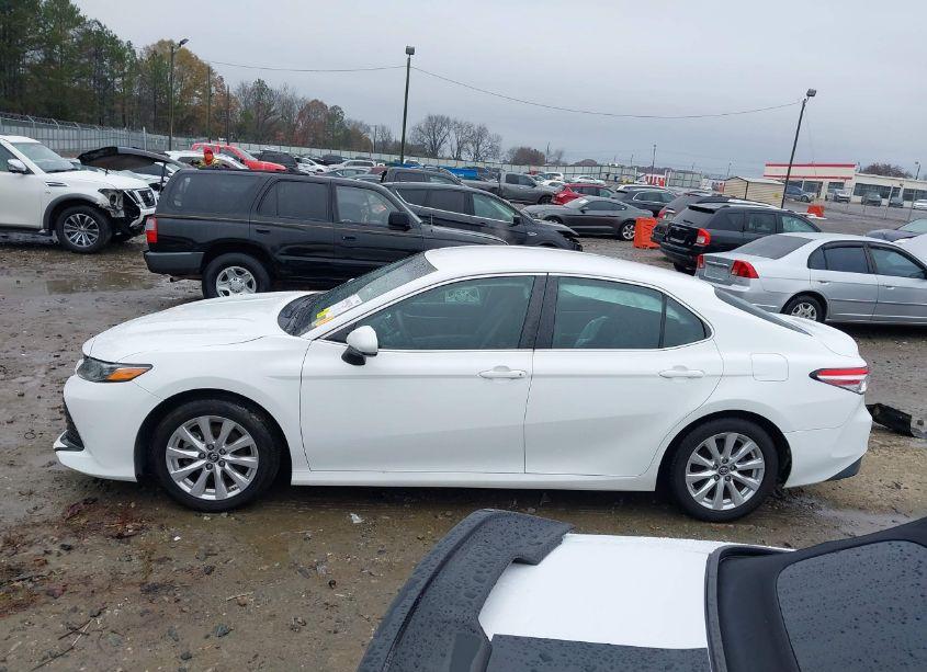 Photo 15 of 2018 Toyota Camry LE (VIN 4T1B11HK9JU017743)