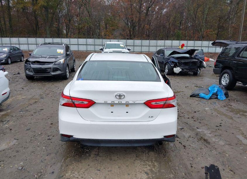 Photo 17 of 2018 Toyota Camry LE (VIN 4T1B11HK9JU017743)