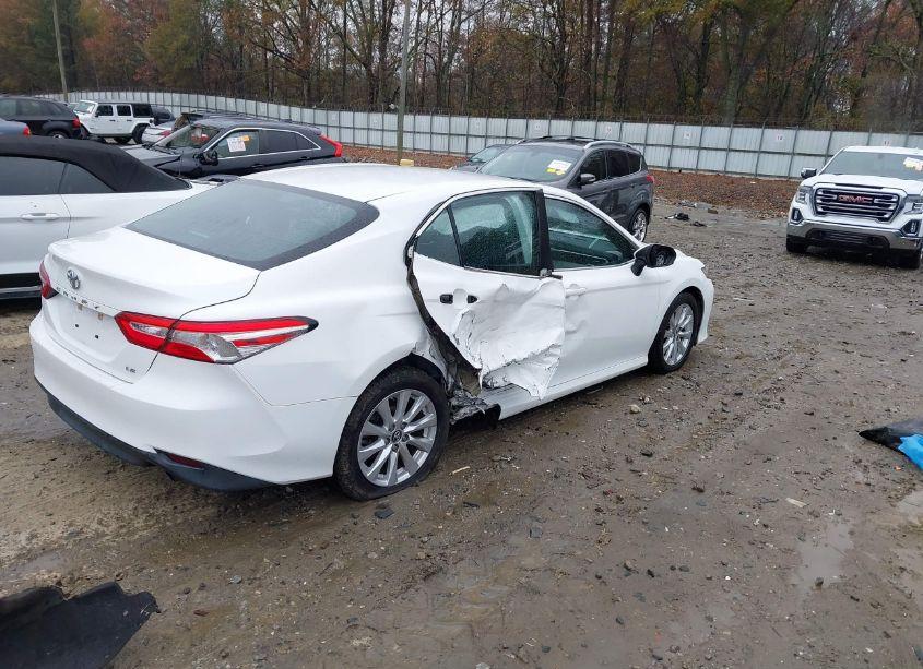 Photo 4 of 2018 Toyota Camry LE (VIN 4T1B11HK9JU017743)