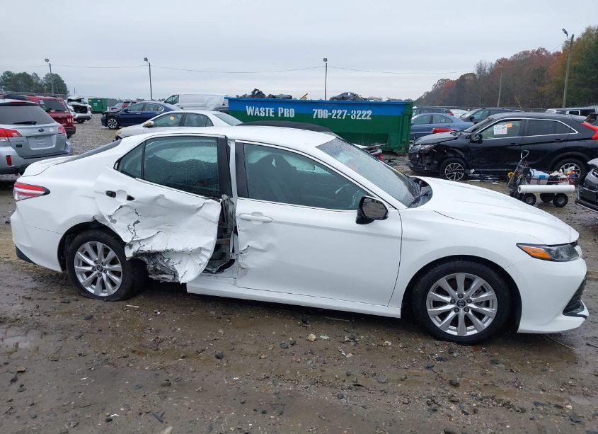 Photo 6 of 2018 Toyota Camry LE (VIN 4T1B11HK9JU017743)