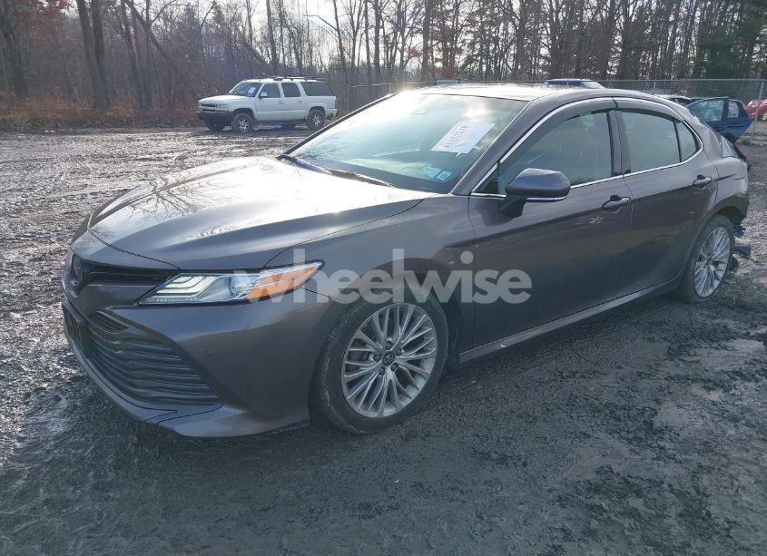 Photo 2 of 2018 Toyota Camry XLE (VIN 4T1B11HK9JU032419)