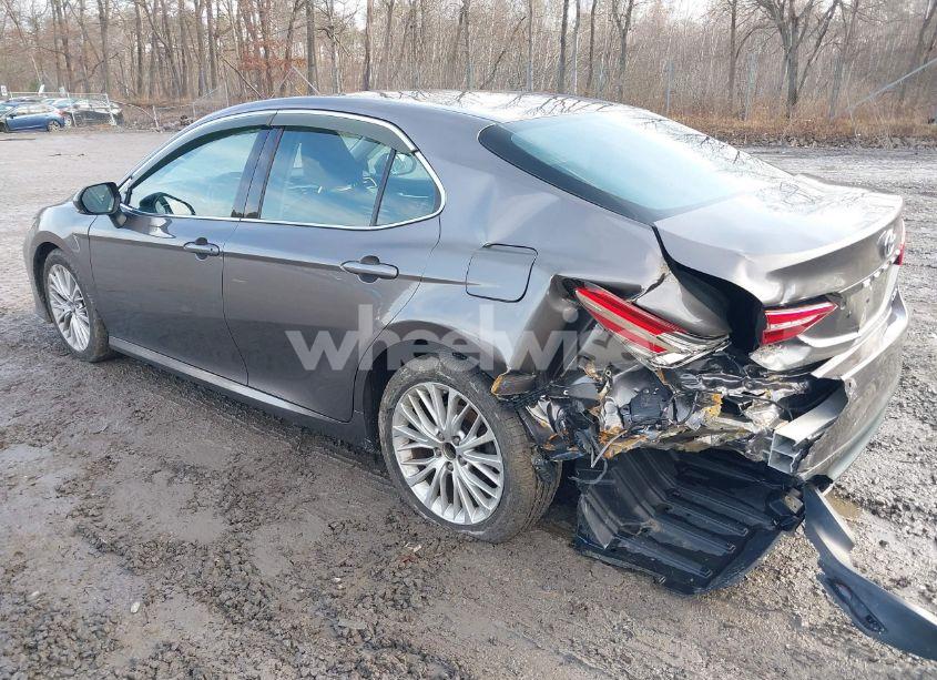 Photo 3 of 2018 Toyota Camry XLE (VIN 4T1B11HK9JU032419)