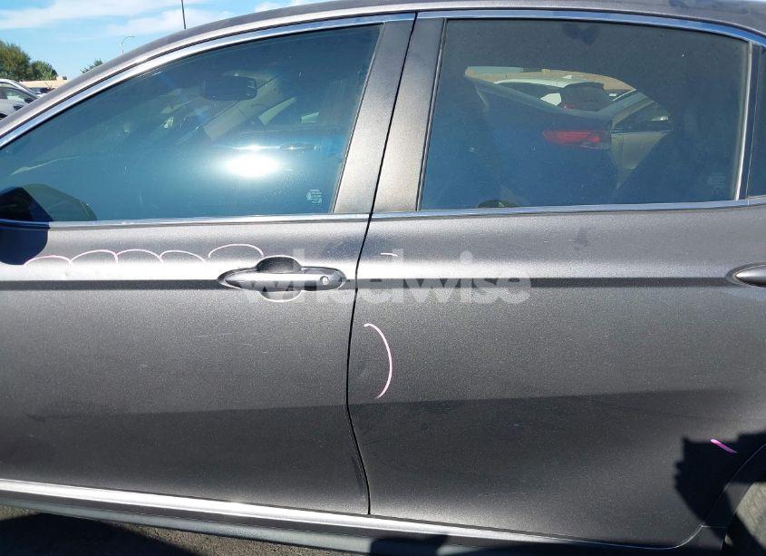 Photo 15 of 2018 Toyota Camry SE (VIN 4T1B11HK9JU033120)