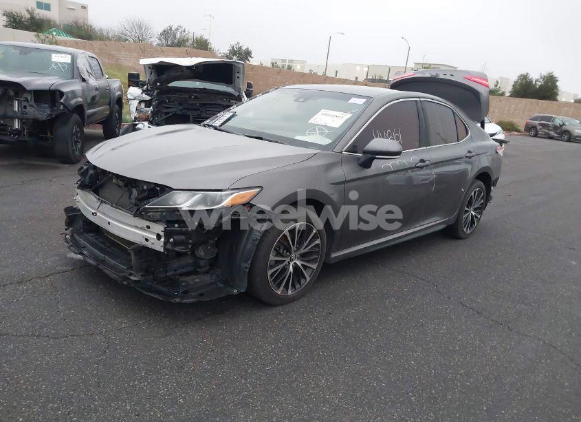 Photo 2 of 2018 Toyota Camry SE (VIN 4T1B11HK9JU033120)
