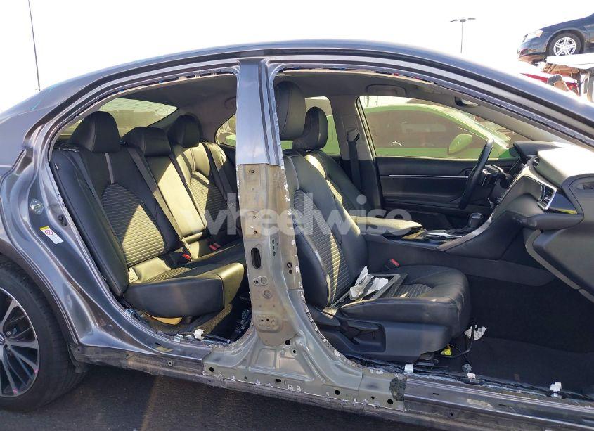 Photo 6 of 2018 Toyota Camry SE (VIN 4T1B11HK9JU033120)