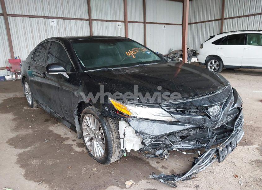 2018 Toyota Camry XLE (VIN 4T1B11HK9JU060107) main photo