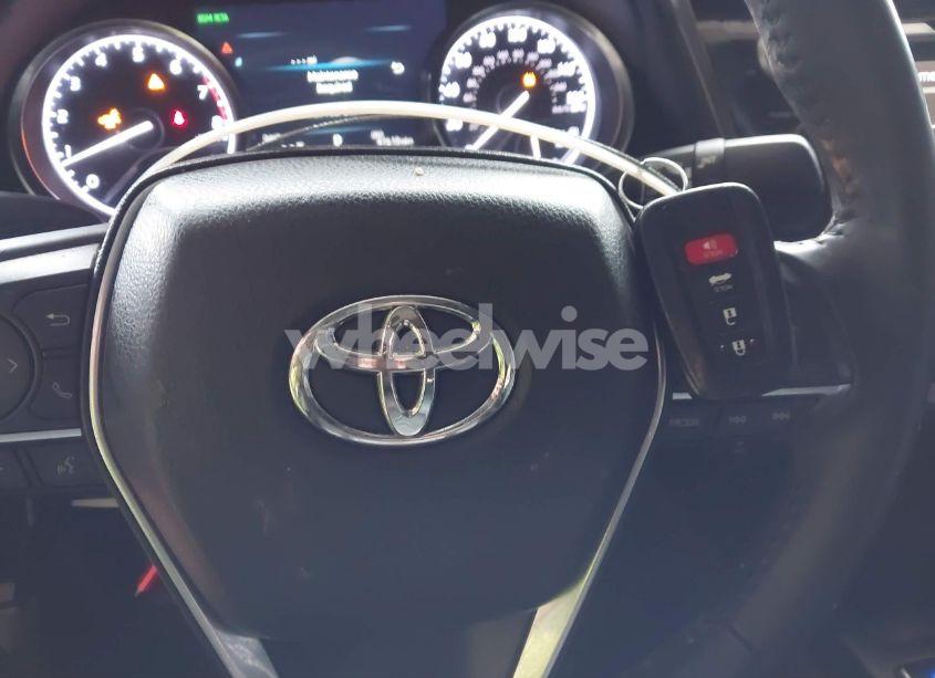 Photo 11 of 2018 Toyota Camry XLE (VIN 4T1B11HK9JU060107)