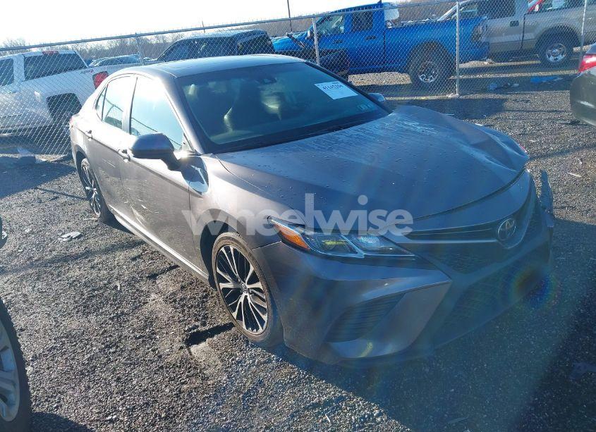 2018 Toyota Camry SE (VIN 4T1B11HK9JU071852) main photo