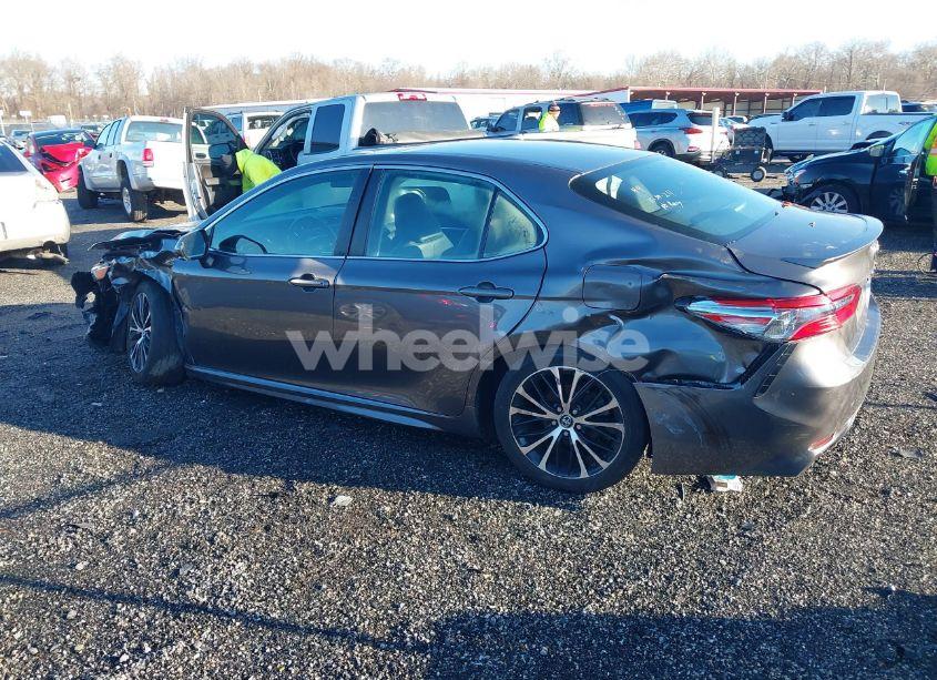 Photo 14 of 2018 Toyota Camry SE (VIN 4T1B11HK9JU071852)