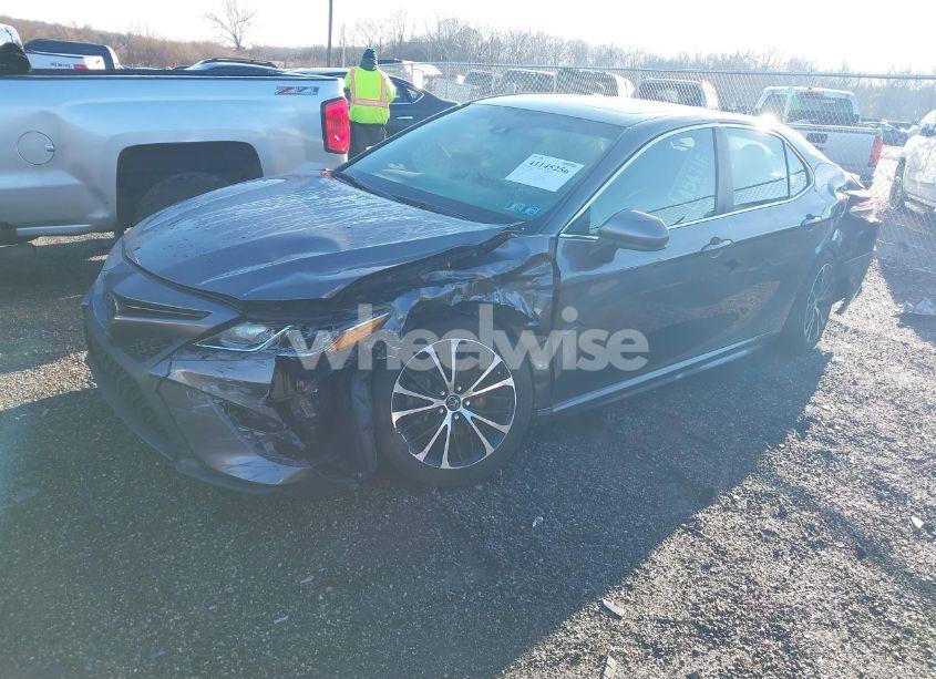 Photo 2 of 2018 Toyota Camry SE (VIN 4T1B11HK9JU071852)