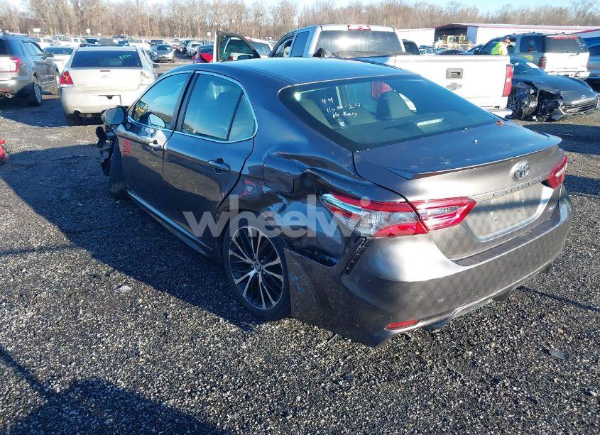 Photo 3 of 2018 Toyota Camry SE (VIN 4T1B11HK9JU071852)