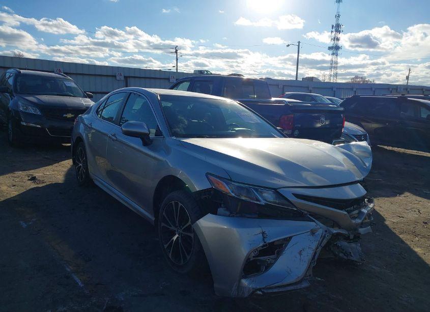 2018 Toyota Camry SE (VIN 4T1B11HK9JU092555) main photo