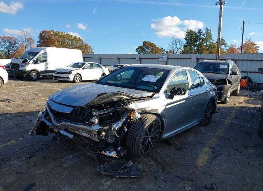 Photo 2 of 2018 Toyota Camry SE (VIN 4T1B11HK9JU092555)