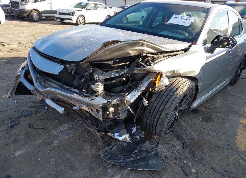 Photo 6 of 2018 Toyota Camry SE (VIN 4T1B11HK9JU092555)