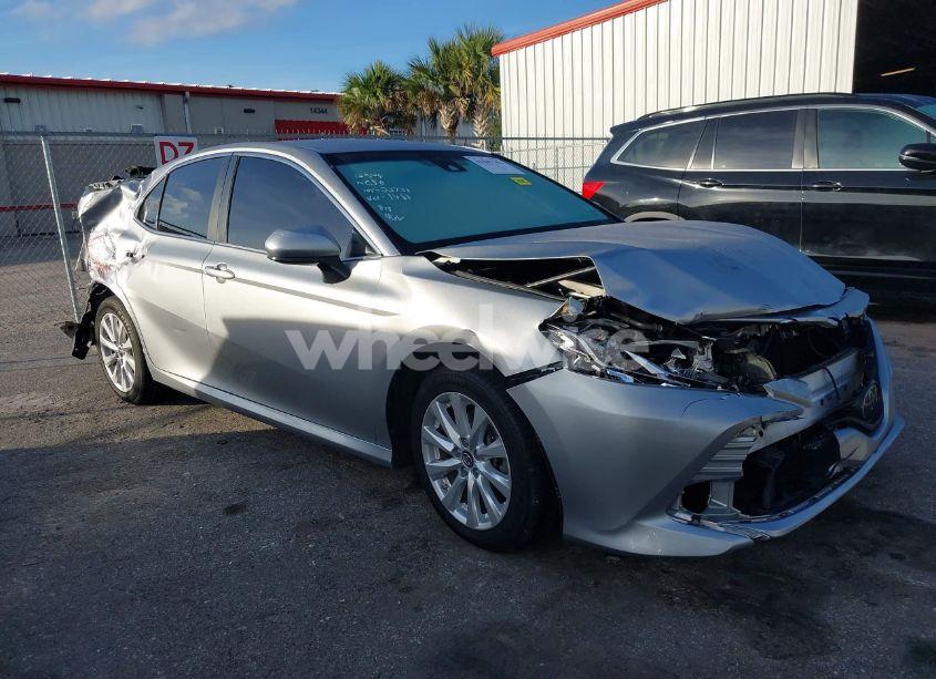 2018 Toyota Camry LE (VIN 4T1B11HK9JU101481) main photo