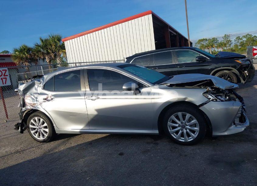 Photo 14 of 2018 Toyota Camry LE (VIN 4T1B11HK9JU101481)