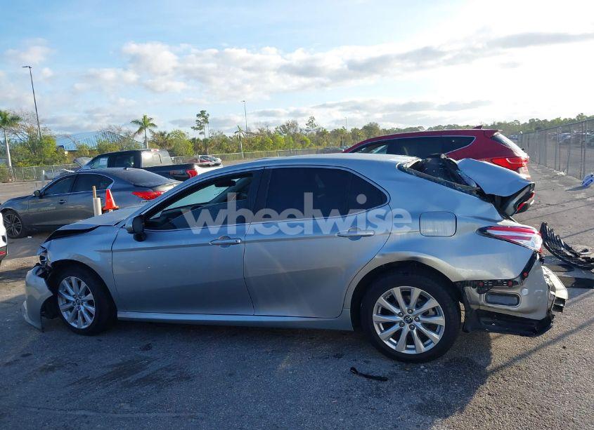 Photo 15 of 2018 Toyota Camry LE (VIN 4T1B11HK9JU101481)